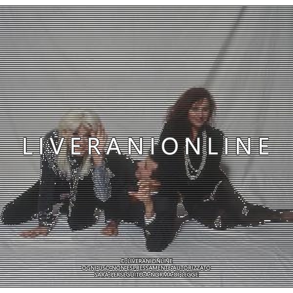 COL-RETROSPETTIVA DONATELLA RETTORE CANTANTE NELLA FOTO DONATELLA RETTORE NELL\'ANNO 1991 CON IL REGISTA PIERFRANCESCO CAMPANELLA E ADRIANA ASTI CAST DEL FILM “STREPITOSAMENTE .... FLOP“ AG THEMA-AG ALDO LIVERANI SAS