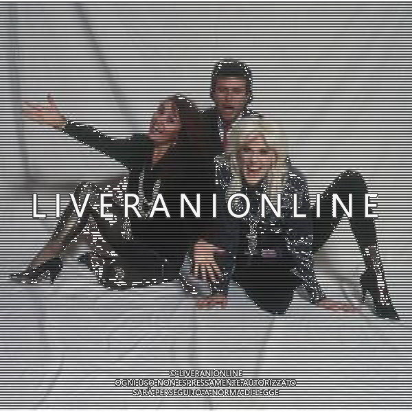 COL-RETROSPETTIVA DONATELLA RETTORE CANTANTE NELLA FOTO DONATELLA RETTORE NELL\'ANNO 1991 CON IL REGISTA PIERFRANCESCO CAMPANELLA E ADRIANA ASTI CAST DEL FILM “STREPITOSAMENTE .... FLOP“ AG THEMA-AG ALDO LIVERANI SAS