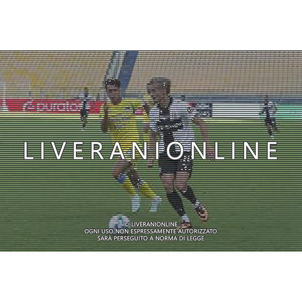 Matija Frigan of Parma AC competes for the ball with Leonardo Graziani of Pescara Calcio 1936 during Parma Calcio vs Pescare Calcio, 32° leg of Coppa Italia Frecciarossa 2025-26 game at Ennio Tardini stadium in Parma (PR), Italy, on Agust 17, 2025. (Photo by Davide Casentini) FOTO DAVIDE CASENTINI-AG ALDO LIVERANI SAS