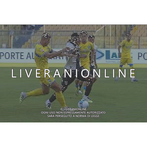 Mandela Keita of Parma AC battle for the ball with Luca Valzania of Pescara Calcio 1936 during Parma Calcio vs Pescare Calcio, 32° leg of Coppa Italia Frecciarossa 2025-26 game at Ennio Tardini stadium in Parma (PR), Italy, on Agust 17, 2025. (Photo by Davide Casentini) FOTO DAVIDE CASENTINI-AG ALDO LIVERANI SAS