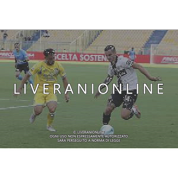 Emanuele Valeri of Parma AC battle for the ball with Davide Merola of Pescara Calcio 1936 during Parma Calcio vs Pescare Calcio, 32° leg of Coppa Italia Frecciarossa 2025-26 game at Ennio Tardini stadium in Parma (PR), Italy, on Agust 17, 2025. (Photo by Davide Casentini) FOTO DAVIDE CASENTINI-AG ALDO LIVERANI SAS