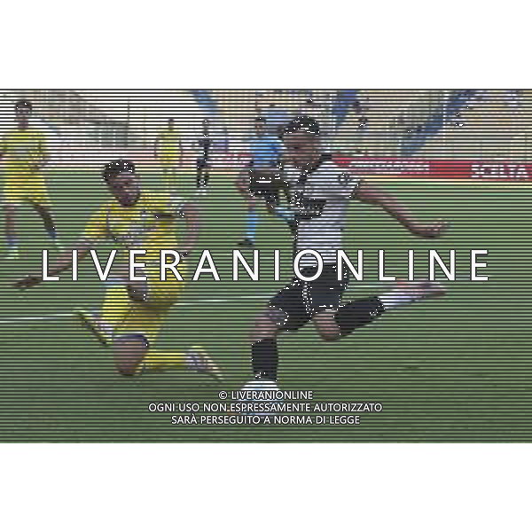 Emanuele Valeri of Parma AC battle for the ball with Davide Merola of Pescara Calcio 1936 during Parma Calcio vs Pescare Calcio, 32° leg of Coppa Italia Frecciarossa 2025-26 game at Ennio Tardini stadium in Parma (PR), Italy, on Agust 17, 2025. (Photo by Davide Casentini) FOTO DAVIDE CASENTINI-AG ALDO LIVERANI SAS