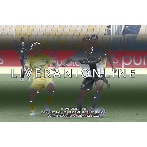 Matteo Pellegrino of Parma AC contrsto1 Leonardo Graziani of Pescara Calcio 1936 during Parma Calcio vs Pescare Calcio, 32° leg of Coppa Italia Frecciarossa 2025-26 game at Ennio Tardini stadium in Parma (PR), Italy, on Agust 17, 2025. (Photo by Davide Casentini)- AGENZIA ALDO LIVERANI SAS