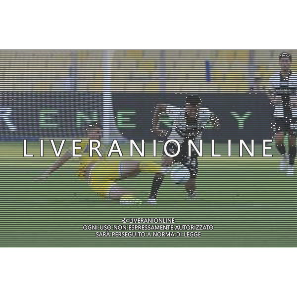 Christian Ordonez of Parma AC battle for the ball with Luca Valzania of Pescara Calcio 1936 during Parma Calcio vs Pescare Calcio, 32° leg of Coppa Italia Frecciarossa 2025-26 game at Ennio Tardini stadium in Parma (PR), Italy, on Agust 17, 2025. (Photo by Davide Casentini)- AGENZIA ALDO LIVERANI SAS