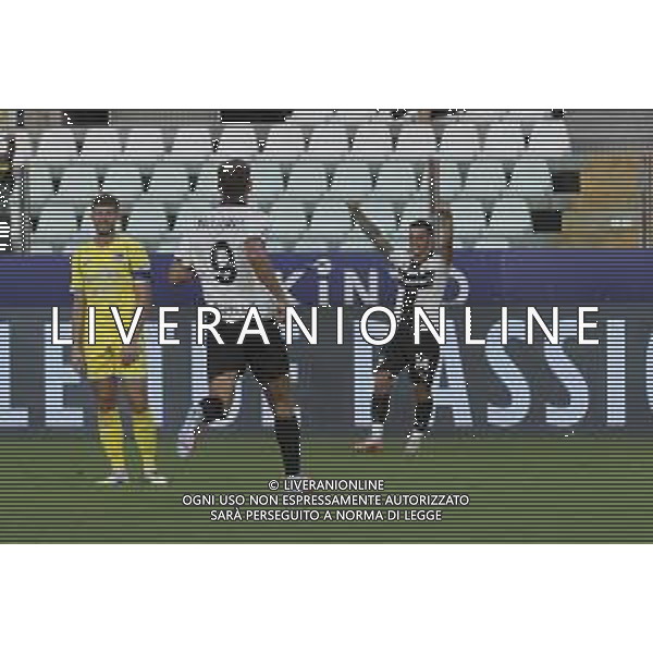 Emanuele Valeri of Parma AC celebrates Matteo Pellegrino of Parma AC goal during Parma Calcio vs Pescare Calcio, 32° leg of Coppa Italia Frecciarossa 2025-26 game at Ennio Tardini stadium in Parma (PR), Italy, on Agust 17, 2025. (Photo by Davide Casentini)- AGENZIA ALDO LIVERANI SAS