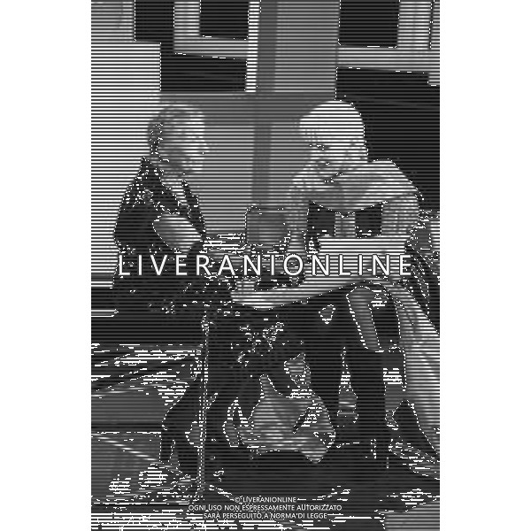 NEG-RETROSPETTIVA DONATELLA RETTORE CANTANTE NELLA FOTO DONATELLA RETTORE NELL\'ANNO 1985 CON PAOLA BORBONI AG ALDO LIVERANI SAS