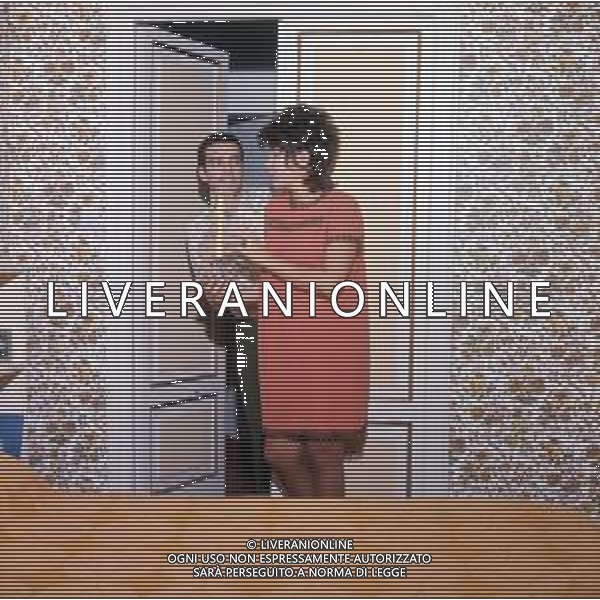 COL-RETROSPETTIVA ENRICO MONTESANO ATTORE NELLA FOTO ENRICO MONTESANO NELLA SUA ABITAZIONE A ROMA NELL\'ANNO 1970 CON LA PRIMA MOGLIE TAMARA MOLTRASIO AG ALDO LIVERANI SAS