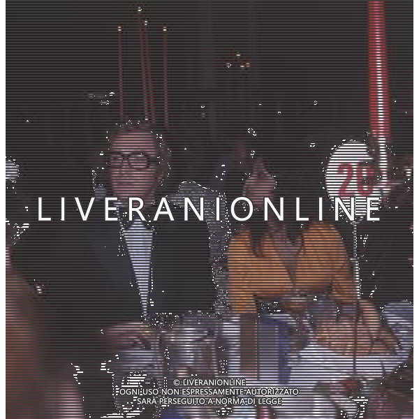 COL-RETROSPETTIVA MICHAEL CAINE ATTORE NELLA FOTO MICHAEL CAINE A CANNES CON LA MOGLIE SHAKIRA NELL\'ANNO 1975 AG ALDO LIVERANI SAS