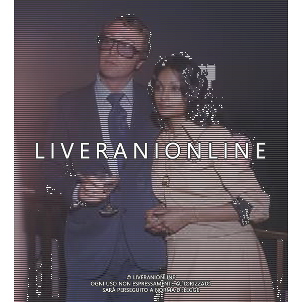 COL-RETROSPETTIVA MICHAEL CAINE ATTORE NELLA FOTO MICHAEL CAINE A CANNES CON LA MOGLIE SHAKIRA NELL\'ANNO 1975 AG ALDO LIVERANI SAS