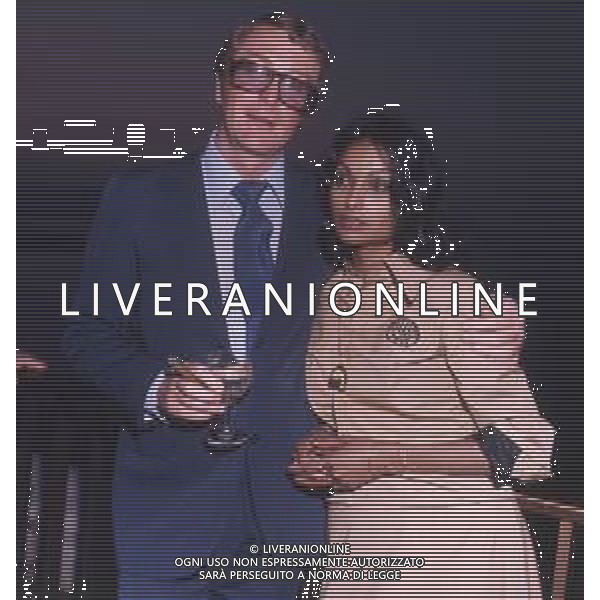 COL-RETROSPETTIVA MICHAEL CAINE ATTORE NELLA FOTO MICHAEL CAINE A CANNES CON LA MOGLIE SHAKIRA NELL\'ANNO 1975 AG ALDO LIVERANI SAS