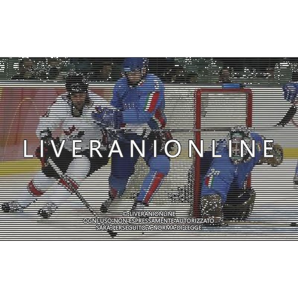TORINO 2006: OLIMPIADI INVERNALI; HOKEY, ITALIA -CANADA. Carter Trevisani combatte per il disco col canadese Todd Bertuzzi. PH GIGI ARCAINI/AG.ALDO LIVERANI