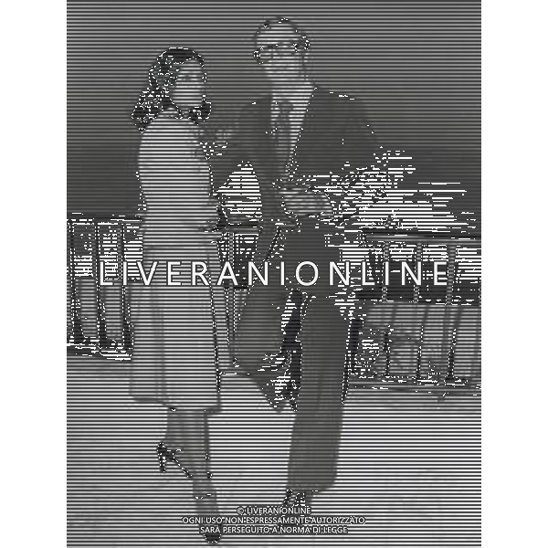 ST-RETROSPETTIVA MICHAEL CAINE ATTORE NELLA FOTO MICHAEL CAINE A CANNES CON LA MOGLIE SHAKIRA NELL\'ANNO 1975 AG ALDO LIVERANI SAS