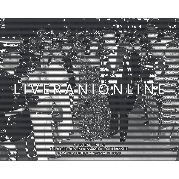 ST-RETROSPETTIVA MICHAEL CAINE ATTORE NELLA FOTO MICHAEL CAINE A CANNES CON LA MOGLIE SHAKIRA NELL\'ANNO 1975 AG ALDO LIVERANI SAS