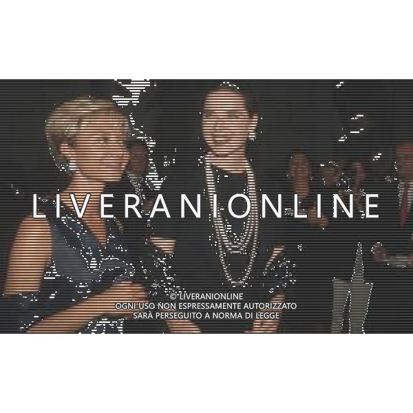 DIAP-RETROSPETTIVA ISABELLA ROSSELLINI ATTRICE NELLA FOTO ISABELLA ROSSELLINI CON LA SIGNORA DAMIANI GABRIELLA COLOMBO A VENEZIA AG ALDO LIVERANI SAS 
