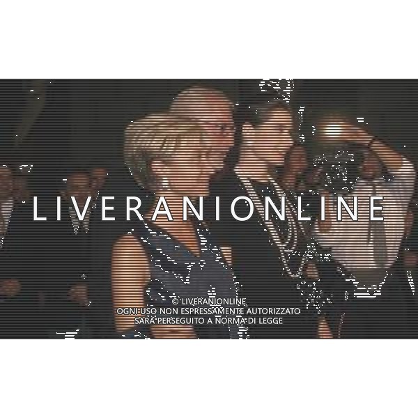 DIAP-RETROSPETTIVA ISABELLA ROSSELLINI ATTRICE NELLA FOTO ISABELLA ROSSELLINI CON LA SIGNORA DAMIANI GABRIELLA COLOMBO A VENEZIA AG ALDO LIVERANI SAS 