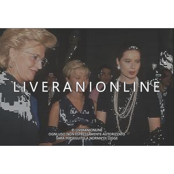 DIAP-RETROSPETTIVA ISABELLA ROSSELLINI ATTRICE NELLA FOTO ISABELLA ROSSELLINI CON LA SIGNORA DAMIANI GABRIELLA COLOMBO A VENEZIA AG ALDO LIVERANI SAS 