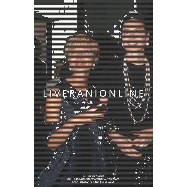 DIAP-RETROSPETTIVA ISABELLA ROSSELLINI ATTRICE NELLA FOTO ISABELLA ROSSELLINI CON LA SIGNORA DAMIANI GABRIELLA COLOMBO A VENEZIA AG ALDO LIVERANI SAS 