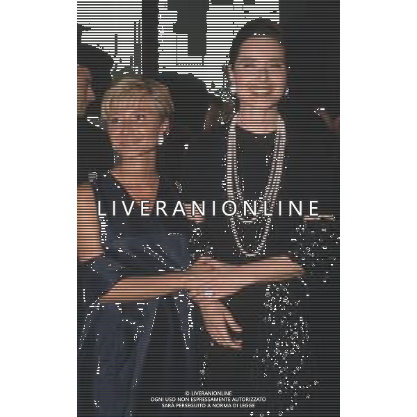 DIAP-RETROSPETTIVA ISABELLA ROSSELLINI ATTRICE NELLA FOTO ISABELLA ROSSELLINI CON LA SIGNORA DAMIANI GABRIELLA COLOMBO A VENEZIA AG ALDO LIVERANI SAS 