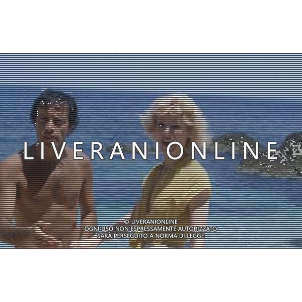 DIAP-RETROSPETTIVA ENRICO MONTESANO ATTORE NELLA FOTO ENRICO MONTESANO NELL\'ANNO 1980 A TAORMINA AL MARE IN SPIAGGIA AG ALDO LIVERANI SAS