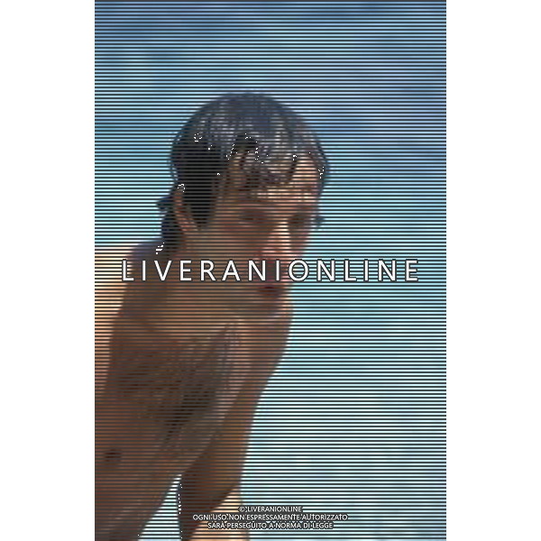 DIAP-RETROSPETTIVA ENRICO MONTESANO ATTORE NELLA FOTO ENRICO MONTESANO NELL\'ANNO 1980 A TAORMINA AL MARE IN SPIAGGIA AG ALDO LIVERANI SAS