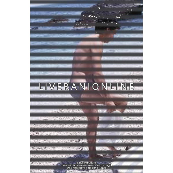 DIAP-RETROSPETTIVA ENRICO MONTESANO ATTORE NELLA FOTO ENRICO MONTESANO NELL\'ANNO 1980 A TAORMINA AL MARE IN SPIAGGIA AG ALDO LIVERANI SAS