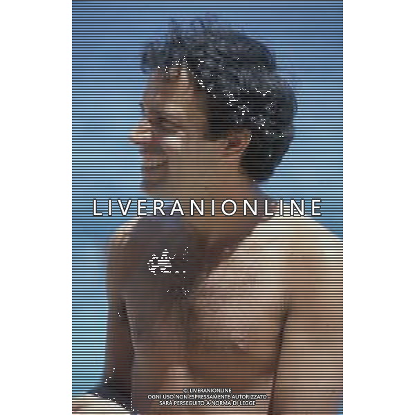 DIAP-RETROSPETTIVA ENRICO MONTESANO ATTORE NELLA FOTO ENRICO MONTESANO NELL\'ANNO 1980 A TAORMINA AL MARE IN SPIAGGIA AG ALDO LIVERANI SAS