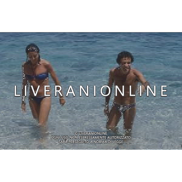 DIAP-RETROSPETTIVA ENRICO MONTESANO ATTORE NELLA FOTO ENRICO MONTESANO NELL\'ANNO 1980 A TAORMINA AL MARE IN SPIAGGIA AG ALDO LIVERANI SAS