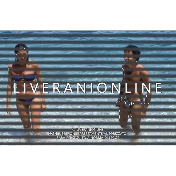 DIAP-RETROSPETTIVA ENRICO MONTESANO ATTORE NELLA FOTO ENRICO MONTESANO NELL\'ANNO 1980 A TAORMINA AL MARE IN SPIAGGIA AG ALDO LIVERANI SAS