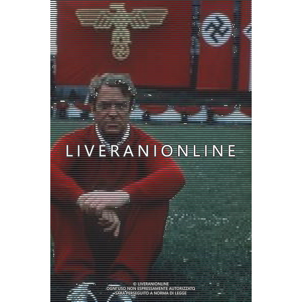 ST-RETROSPETTIVA MICHAEL CAINE ATTORE NELLA FOTO MICHAEL CAINE FILM “ FUGA PER LA VITTORIA“ AG ALDO LIVERANI SAS 