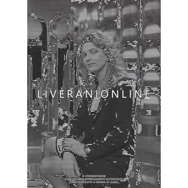 NEG-RETROSPETTIVA RAMONA DELL\'ABBATE ATTRICE NELLA FOTO RAMONA DELL\'ABBATE A MILANO NELLA TRASMISSIONE TELEVISIVA “BLITZ “NELL\'ANNO 1983 AG ALDO LIVERANI SAS