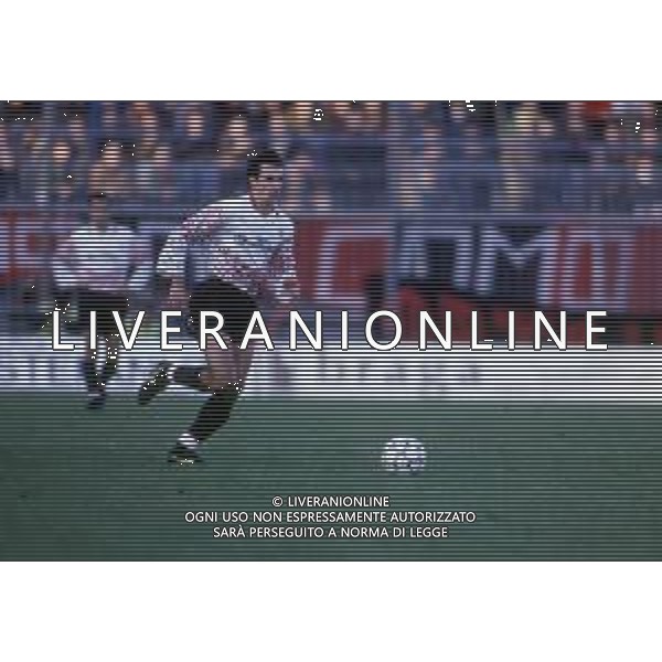 DIAP-RETROSPETTIVA ROBERTO RAMBAUDI CALCIATORE NELLA FOTO ROBERTO RAMBAUDI CON LA MAGLIA DEL FOGGIA CALCIO NELL\'ANNO 1991-1992 AG ALDO LVERANI SAS