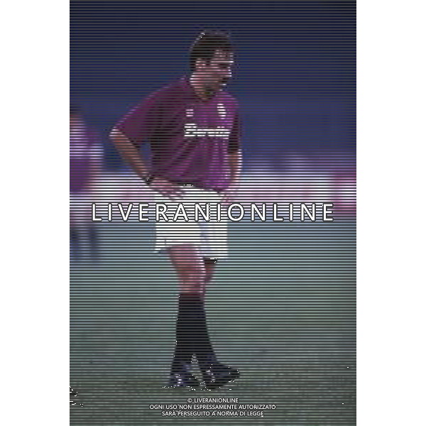 DIAP-RETROSPETTIVA MARTIN VASQUEZ CALCIATORE NELLA FOTO MARTIN VASQUEZ CON LA MAGLIA DEL TORINO CALCIO NELL\'ANNO 1991-1992 AG ALDO LIVERANI SAS