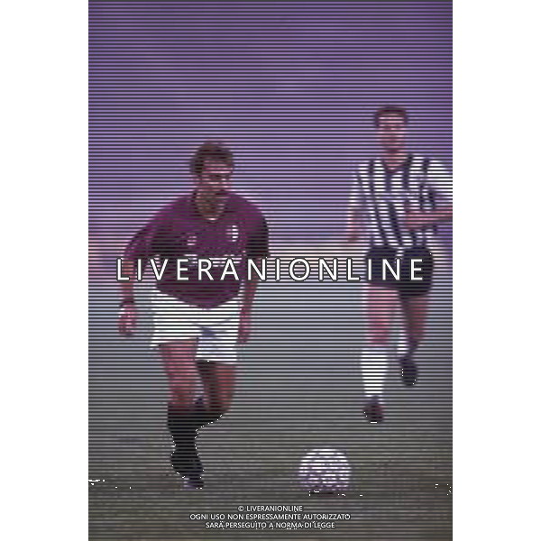 DIAP-RETROSPETTIVA MARTIN VASQUEZ CALCIATORE NELLA FOTO MARTIN VASQUEZ CON LA MAGLIA DEL TORINO CALCIO NELL\'ANNO 1991-1992 AG ALDO LIVERANI SAS