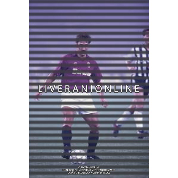 DIAP-RETROSPETTIVA MARTIN VASQUEZ CALCIATORE NELLA FOTO MARTIN VASQUEZ CON LA MAGLIA DEL TORINO CALCIO NELL\'ANNO 1991-1992 AG ALDO LIVERANI SAS