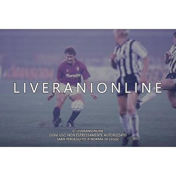 DIAP-RETROSPETTIVA MARTIN VASQUEZ CALCIATORE NELLA FOTO MARTIN VASQUEZ CON LA MAGLIA DEL TORINO CALCIO NELL\'ANNO 1991-1992 AG ALDO LIVERANI SAS