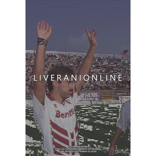 DIAP-RETROSPETTIVA MARTIN VASQUEZ CALCIATORE NELLA FOTO MARTIN VASQUEZ CON LA MAGLIA DEL TORINO CALCIO NELL\'ANNO 1991-1992 AG ALDO LIVERANI SAS