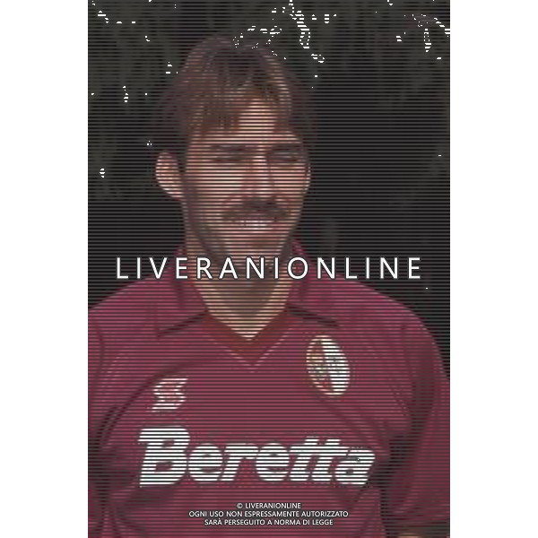DIAP-RETROSPETTIVA MARTIN VASQUEZ CALCIATORE NELLA FOTO MARTIN VASQUEZ CON LA MAGLIA DEL TORINO CALCIO NELL\'ANNO 1991-1992 AG ALDO LIVERANI SAS