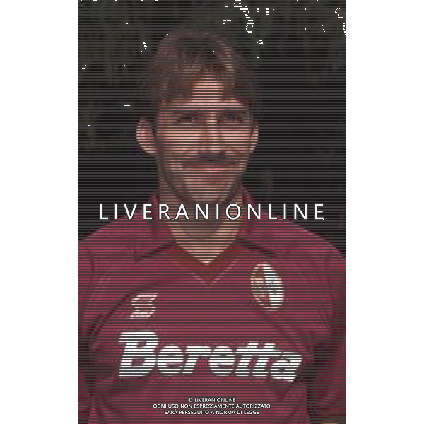 DIAP-RETROSPETTIVA MARTIN VASQUEZ CALCIATORE NELLA FOTO MARTIN VASQUEZ CON LA MAGLIA DEL TORINO CALCIO NELL\'ANNO 1991-1992 AG ALDO LIVERANI SAS