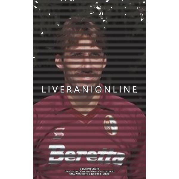 DIAP-RETROSPETTIVA MARTIN VASQUEZ CALCIATORE NELLA FOTO MARTIN VASQUEZ CON LA MAGLIA DEL TORINO CALCIO NELL\'ANNO 1991-1992 AG ALDO LIVERANI SAS