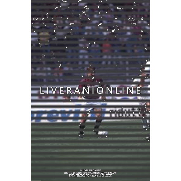 DIAP-RETROSPETTIVA MARTIN VASQUEZ CALCIATORE NELLA FOTO MARTIN VASQUEZ CON LA MAGLIA DEL TORINO CALCIO NELL\'ANNO 1991-1992 AG ALDO LIVERANI SAS