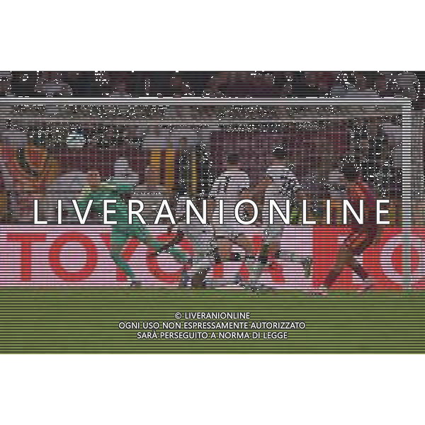 Roma vs Bologna Campionato Serie A Enilive - 1 Giornata Stadio Olimpico - Roma 23-08-2025 nella foto Skorupski si oppone a Dybala foto federico gaetano-ag aldo liverani sas