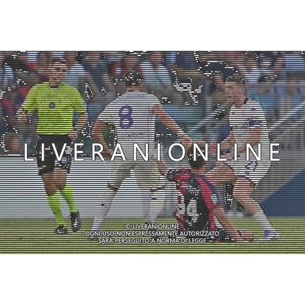 24-8-2025. Cagliari calcio-ACF Fiorentina, 1° giornata campionato calcio italiano Serie A 2025/2026, stadio Unipol Domus Cagliari. Foto Salvatore Moi/Agenzia Aldo Liverani s.as. Nella foto: Rolando Mandragora Fiorentina, Sebastiano Esposito Cagliari, Robin Gosens Fiorentina ©MOI SALVATORE - AGENZIA ALDO LIVERANI SAS