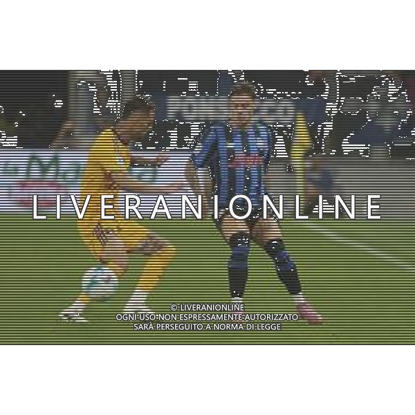Nicola Zalewski of Atalanta BC battle for the ball with Marius Mihai Marin of Pisa SC during Atalanta BC vs Pisa SC, 1° Serie A Enilive 2025-26 game at New Balance stadium in Bergamo (BG), Italy, on August 24, 2025. (Photo by Davide Casentini)- AGENZIA ALDO LIVERANI SAS