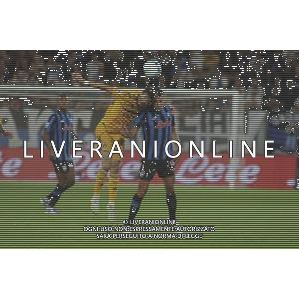 Berat Djimsiti of Atalanta BC battle for the ball with Samuele Angori of Pisa SC during Atalanta BC vs Pisa SC, 1° Serie A Enilive 2025-26 game at New Balance stadium in Bergamo (BG), Italy, on August 24, 2025. (Photo by Davide Casentini)- AGENZIA ALDO LIVERANI SAS