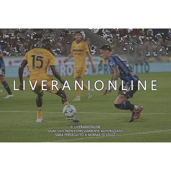 Nicola Zalewski of Atalanta BC competes for the ball with Idrissa Tourè of Pisa SC during Atalanta BC vs Pisa SC, 1° Serie A Enilive 2025-26 game at New Balance stadium in Bergamo (BG), Italy, on August 24, 2025. (Photo by Davide Casentini)- AGENZIA ALDO LIVERANI SAS