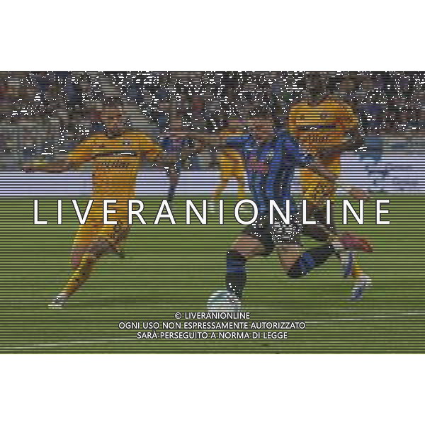 Nicola Zalewski of Atalanta BC competes for the ball with Marius Mihai Marin of Pisa SC during Atalanta BC vs Pisa SC, 1° Serie A Enilive 2025-26 game at New Balance stadium in Bergamo (BG), Italy, on August 24, 2025. (Photo by Davide Casentini)- AGENZIA ALDO LIVERANI SAS
