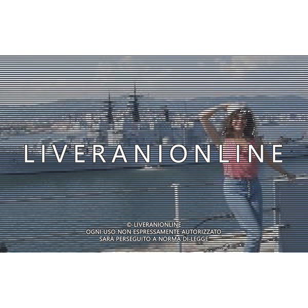 DIAP-RETROSPETTIVA MARINA OCCHIENA CANTANTE NELLA FOTO MARINA OCCHIENA SULLA PORTA AEREI GARIBALDI FOTO MARIO DOTTI-AG ALDO LIVERANI SAS