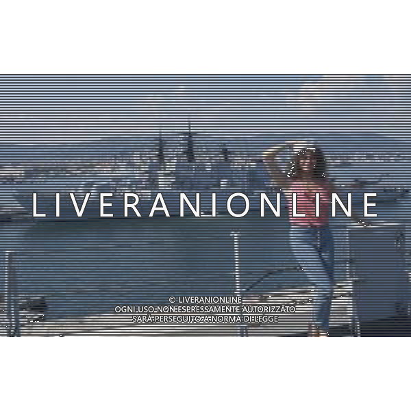 DIAP-RETROSPETTIVA MARINA OCCHIENA CANTANTE NELLA FOTO MARINA OCCHIENA SULLA PORTA AEREI GARIBALDI FOTO MARIO DOTTI-AG ALDO LIVERANI SAS