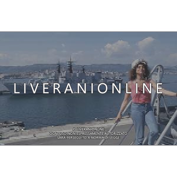 DIAP-RETROSPETTIVA MARINA OCCHIENA CANTANTE NELLA FOTO MARINA OCCHIENA SULLA PORTA AEREI GARIBALDI FOTO MARIO DOTTI-AG ALDO LIVERANI SAS