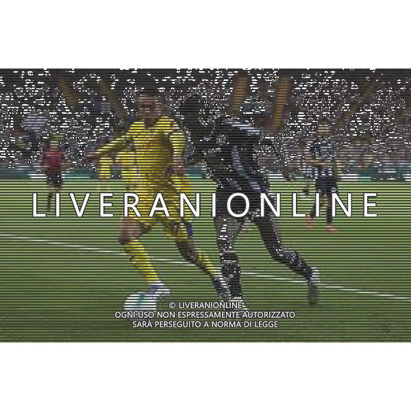 Giovane Santana do Nascimiento "Giovane" of Hellas Verona FC battle for the ball with Oumar Mickael Solet Bomawoko "Solet" of Udinese FC during Udinese Calcio FC vs Hellas Verona FC, 1° Serie A Enilive 2025-26 game at Bluenergy stadium in Udine (UD), Italy, on August 25, 2025. (Photo by Davide Casentini)- AGENZIA ALDO LIVERANI SAS